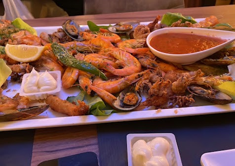 Garnalen en zeevruchten met saus