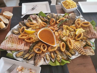 Gemixte visschotel met mosselen en calamares